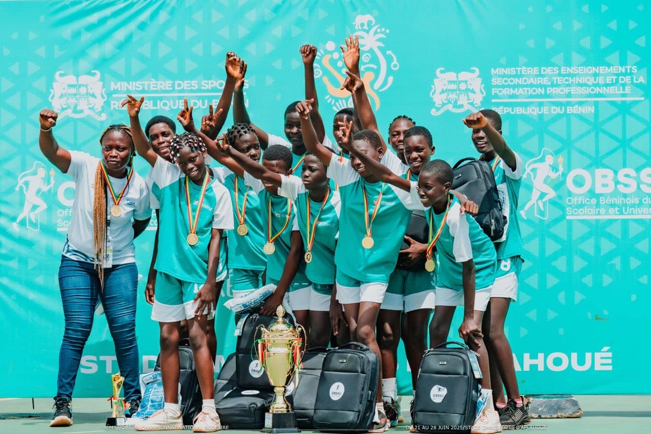 Sport à la base | CNS Aplahoué 2025 : Le Lycée Houffon et le CEG Zongo s&rsquo;imposent en finale du handball