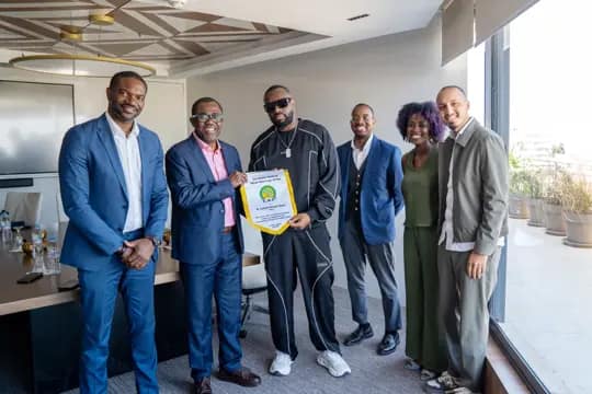 Sport à la base : Maître Gims et la CAF se mettent ensemble pour promouvoir le football scolaire en Afrique